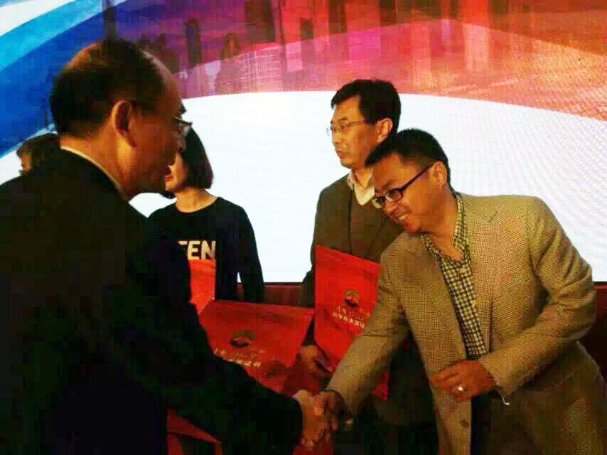 交通運輸部總工程師周偉為卓越科技董事長曹民頒發(fā)證書 交通運輸部總工程師周偉為卓越科技董事長曹民頒發(fā)證書